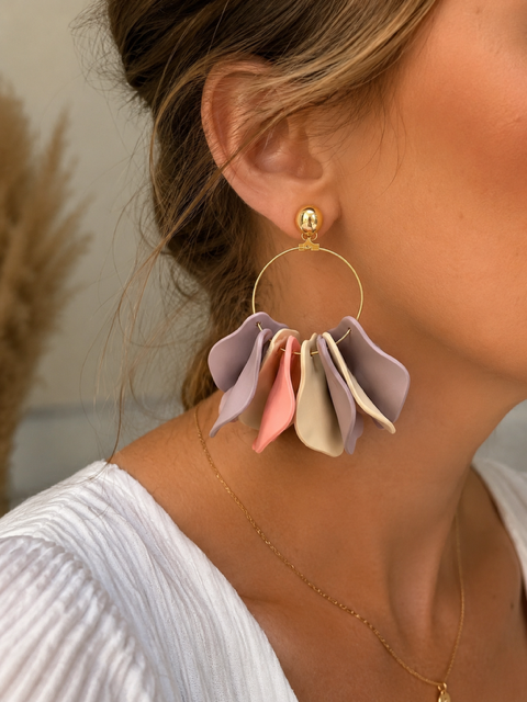 Boucles d’oreilles Flora doré – Créoles à pétales – Acier inoxydable – Bijou coloré femme