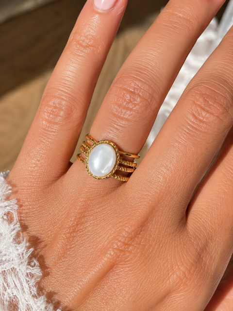 Bague en nacre blanche – Acier inoxydable – Dorée