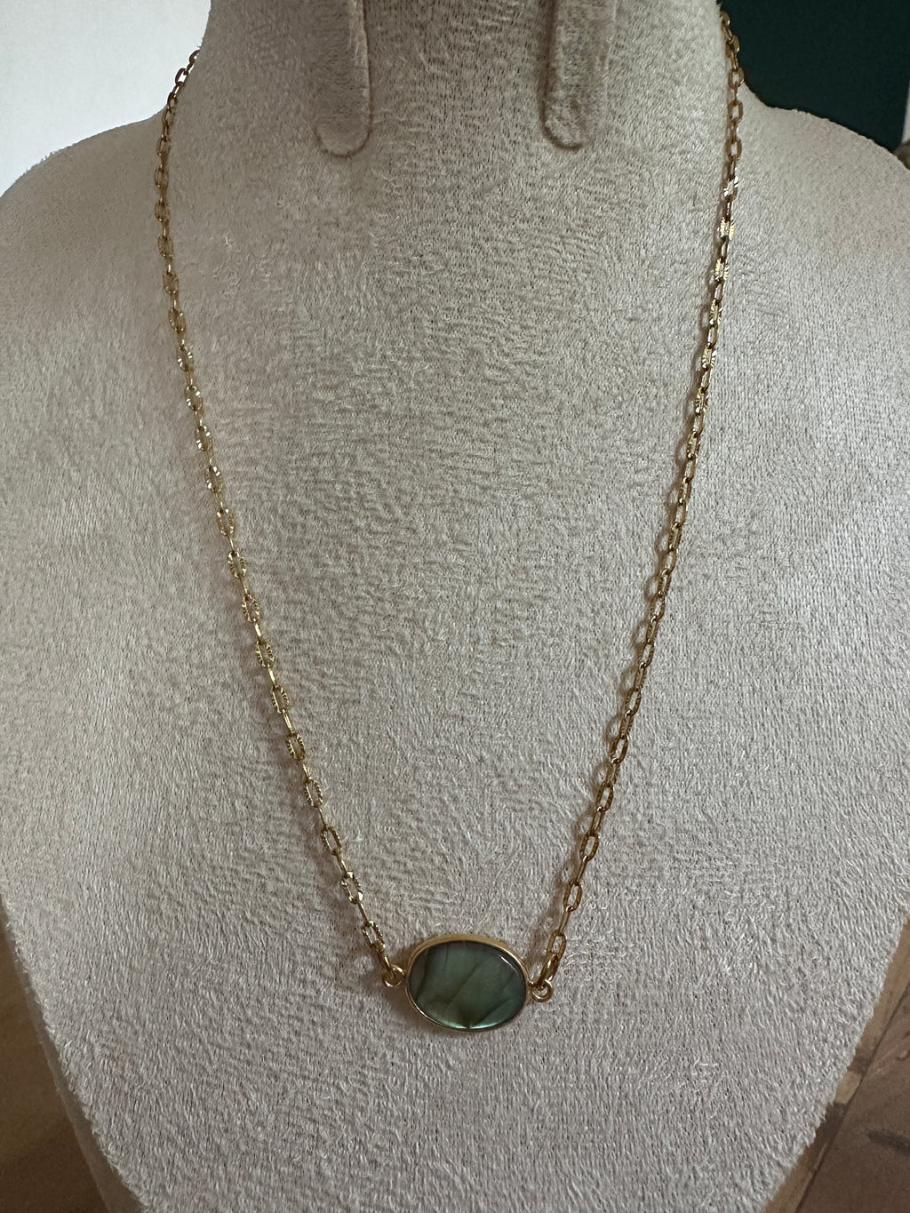 Collier Éclat – Chaîne fine dorée et pendentif ovale en labradorite