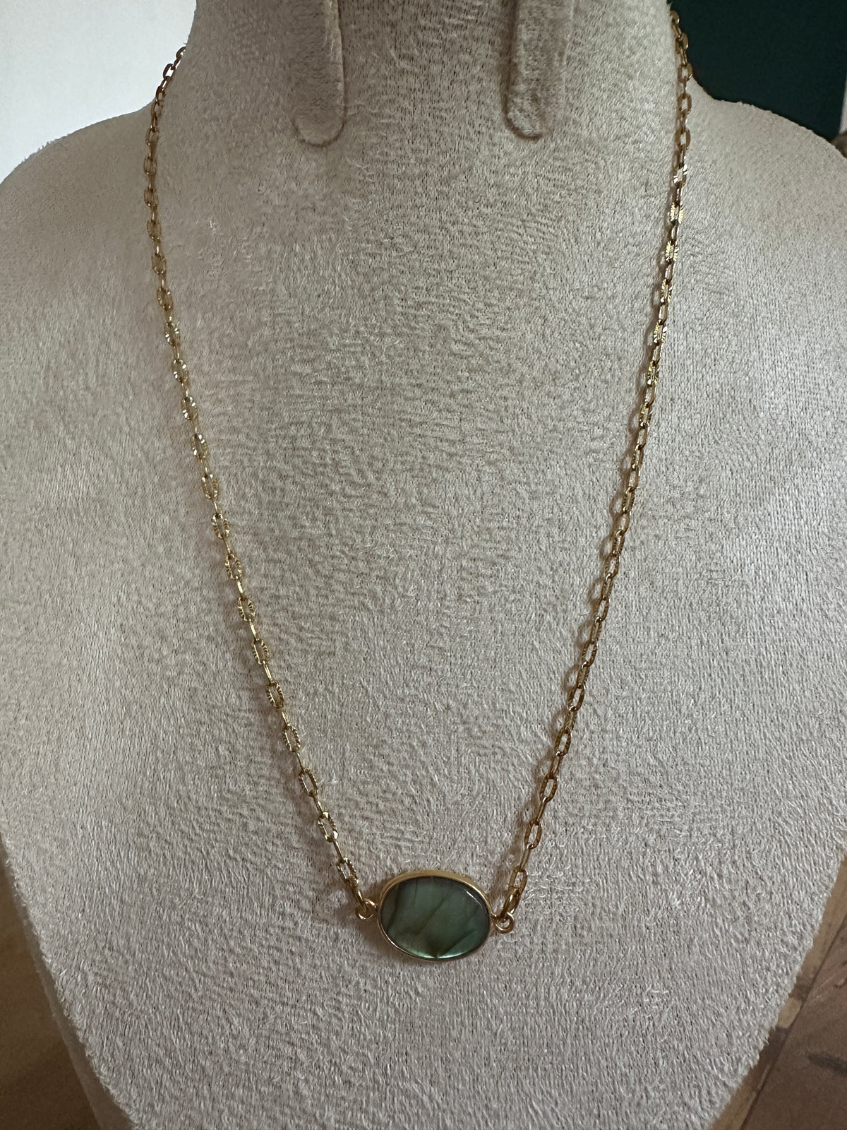 Collier Éclat – Chaîne fine dorée et pendentif ovale en labradorite