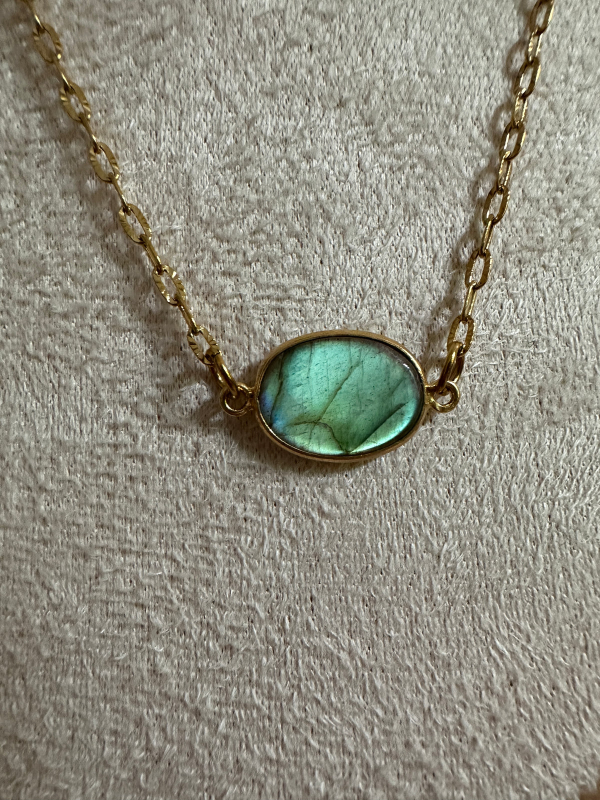 Collier Éclat – Chaîne fine dorée et pendentif ovale en labradorite