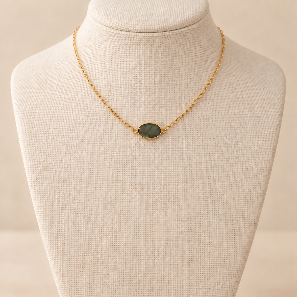 Collier Éclat – Chaîne fine dorée et pendentif ovale en labradorite