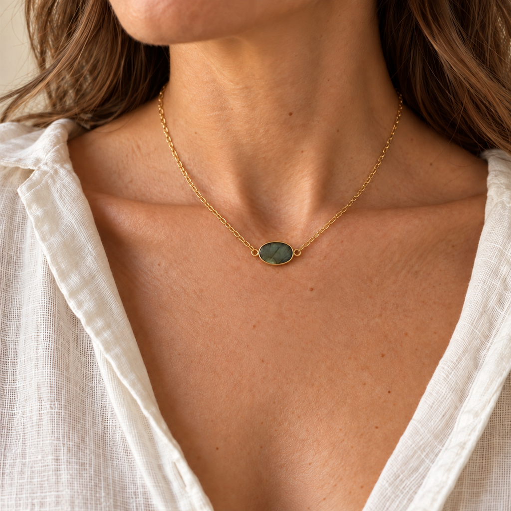 Collier Éclat – Chaîne fine dorée et pendentif ovale en labradorite