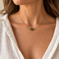 Collier Éclat – Chaîne fine dorée et pendentif ovale en labradorite