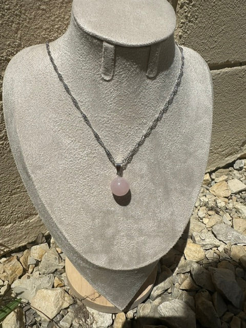 Collier femme pendentif boule en rose ou noir, acier inoxydable