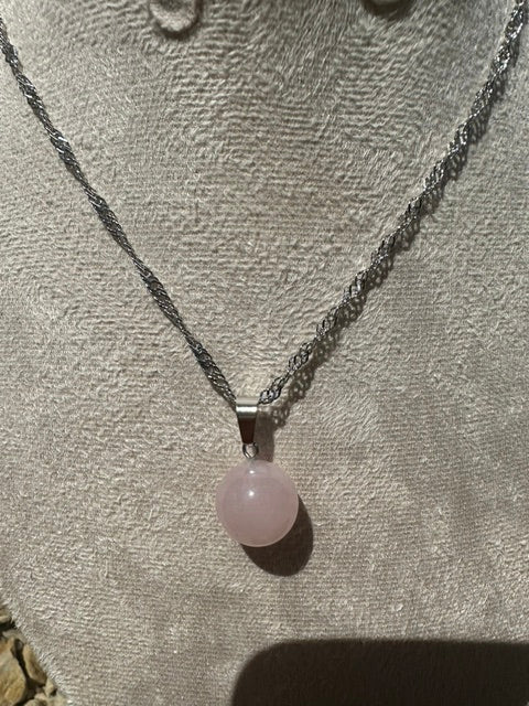 Collier femme pendentif boule en rose ou noir, acier inoxydable