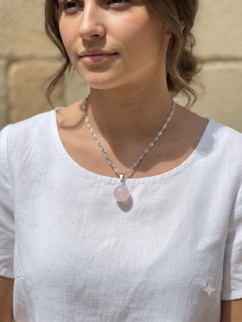 Collier femme pendentif boule en rose ou noir, acier inoxydable