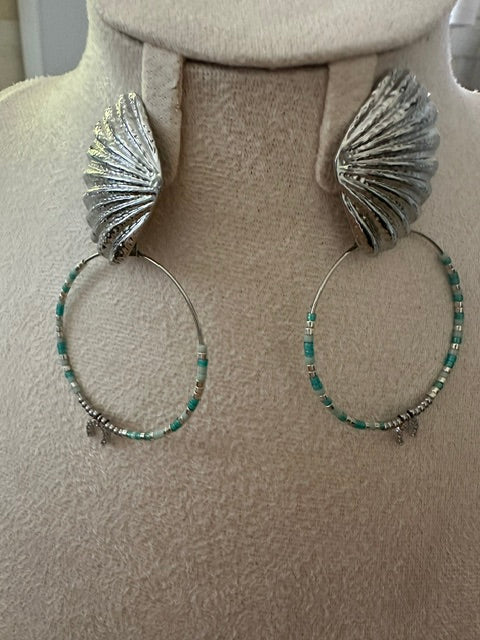Boucles d’Oreilles « Calypso » – Créoles Coquillage & Perles Turquoise – Acier Inoxydable Argenté