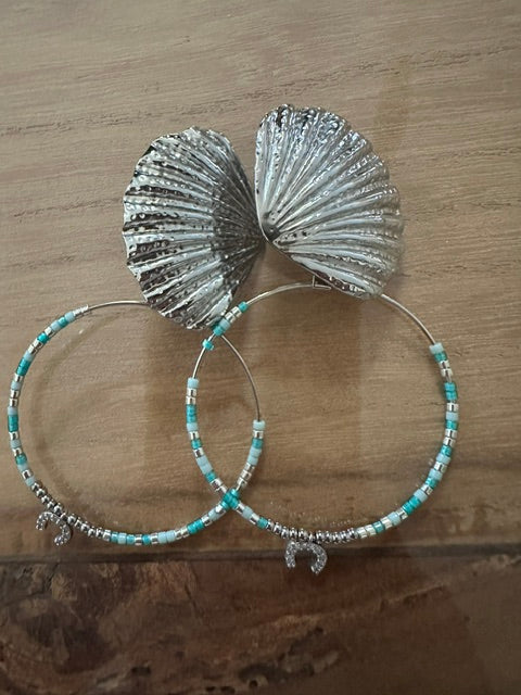 Boucles d’Oreilles « Calypso » – Créoles Coquillage & Perles Turquoise – Acier Inoxydable Argenté